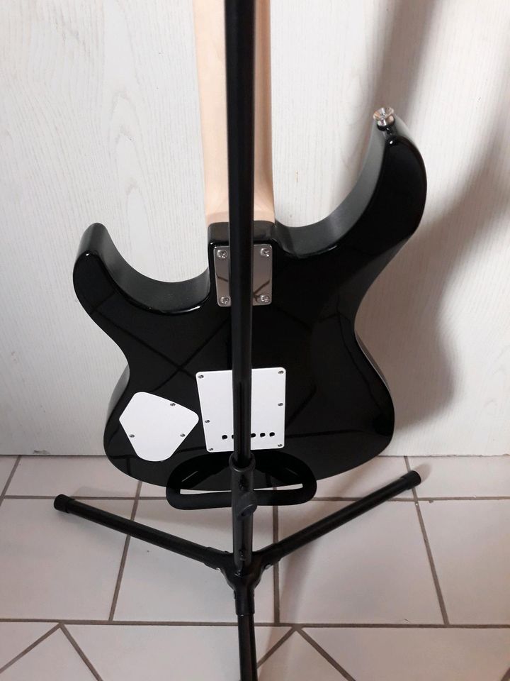 E-Gitarre Yamaha Pacifica 112V BL RL schwarz weiß in Asbach