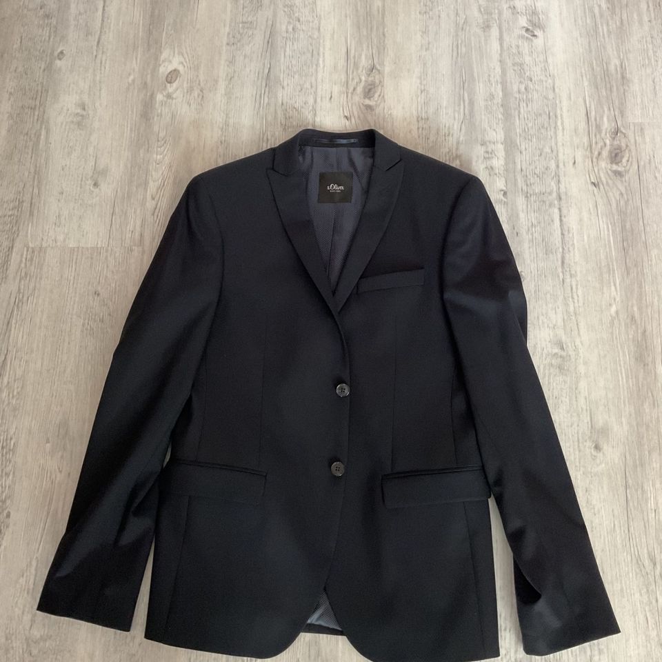 dunkelblauer Anzug v. S. Oliver Gr. 94 zu verkaufen in Springe