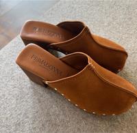 Clogs aus Wildleder Gr.38 neuwertig- Hessen - Büdingen Vorschau