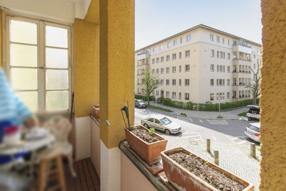 Attraktive Kapitalanlage: Gepflegte 2,5-Zimmer-Wohnung mit Loggia in begehrter Lage von Zehlendorf in Berlin