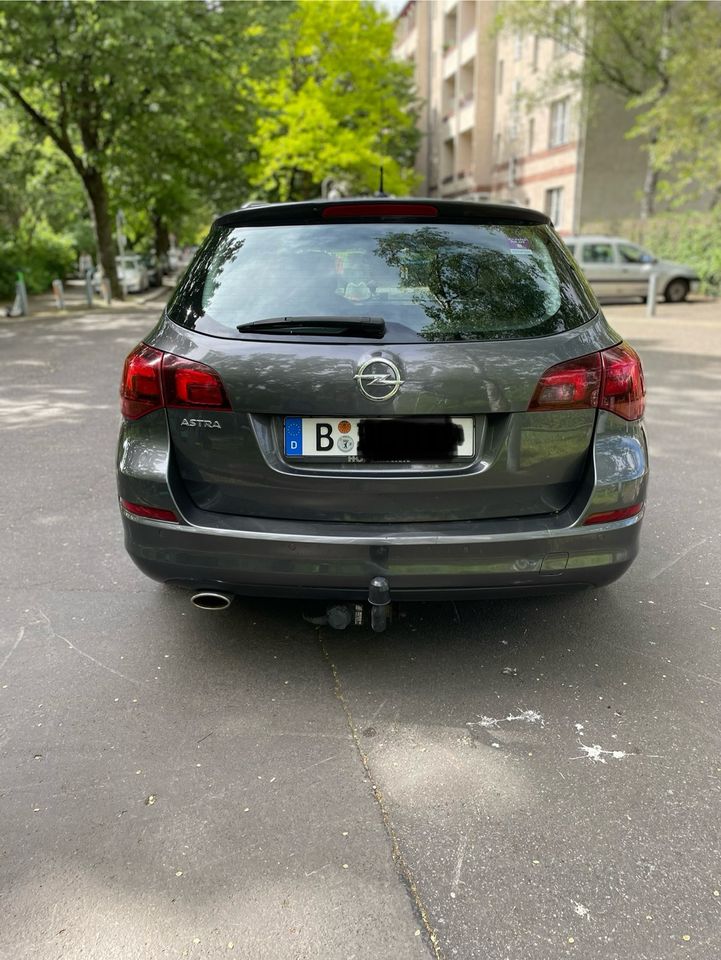 Opel Astra J 1.4T Sport Tourer Sonderausstattung !! in Berlin