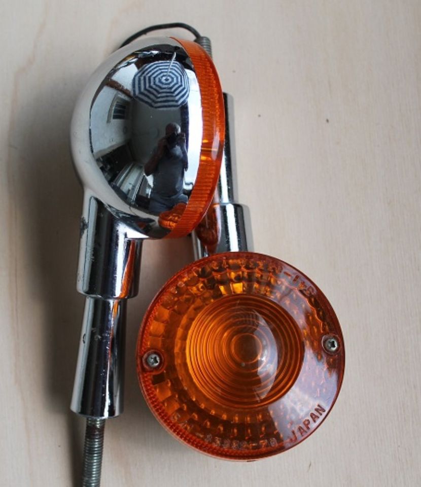 Zwei Motorrad Blinker (vermutlich Yamaha) vorne in Karlsruhe