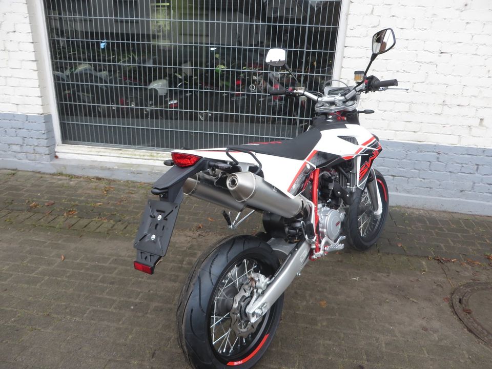 Neufahrzeug Supermoto SWM SM 500 R ABS Rot/Weiß Sofort Lieferbar! in Horn-Bad Meinberg