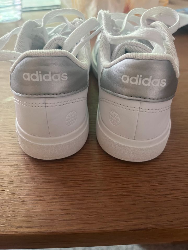 Adidas sneakers Größe 35 in Herbolzheim