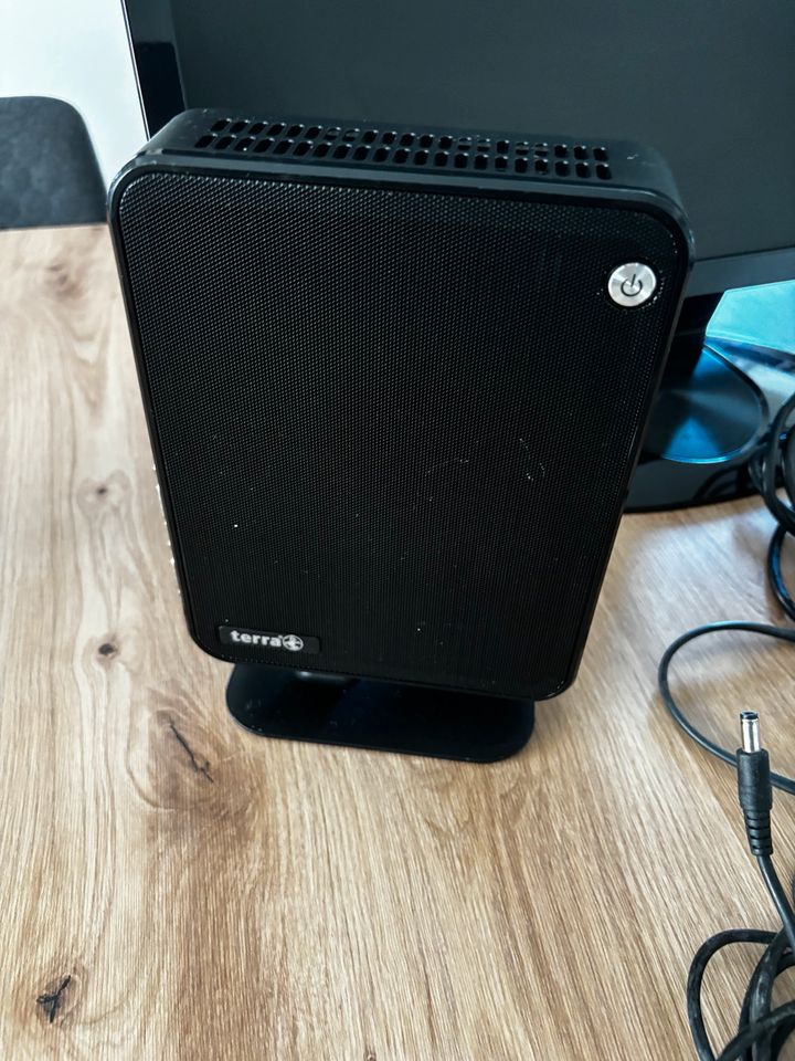 Terra MinI Pc mit BenQ Monitor in Nieheim