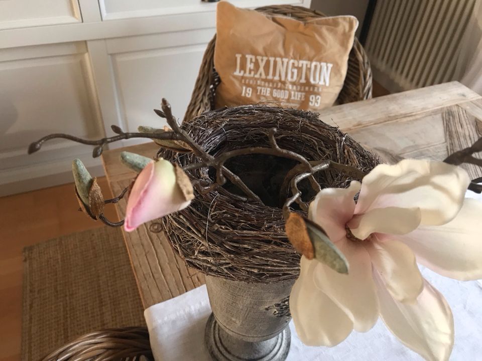 Magnolien Zweig mit Übertopf und Kranz in Höxter