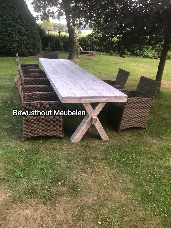 Schöner Gartentisch jetzt mit kostenloser Holzbehandlung. in Oberhausen