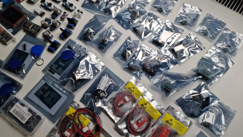 ESP32 Arduino Basteln u.a. HC-SR501, AM312, MQ-135, HC-SR04 etc. in Riegelsberg