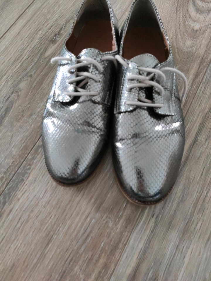 Silberne Schuhe Größe 39 in Oberriexingen