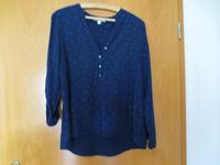 Henley Bluse dunkelblau mit kleinen weißen Herzen Gr. 40 Esprit Leuna - Günthersdorf Vorschau