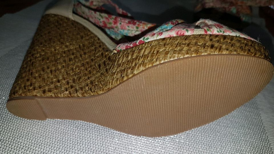 Schuhe Sommerschuhe Korkabsatz Größe 36.5 in Hirschaid