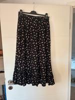 Pieces Rock schwarz mit Blumen Gr. M neu Hessen - Groß-Zimmern Vorschau