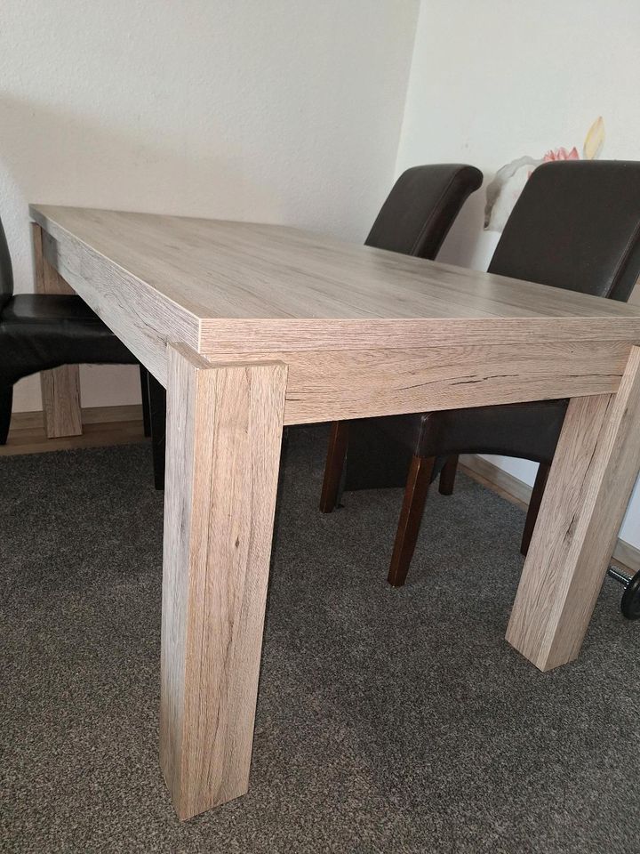 Massiver Holztisch in gutem Zustand in Schweinfurt