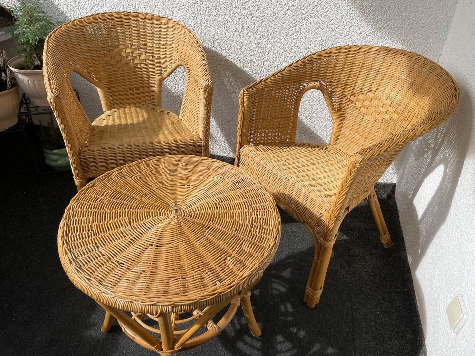 Korbstühle und Tisch in Leipzig