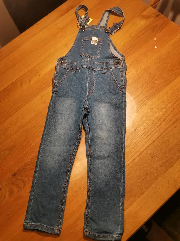 Kinder Latzhose Jeans Größe 110 in Plettenberg