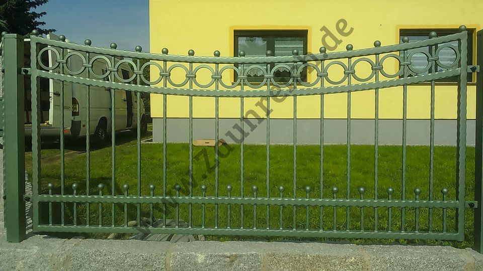 #12: Doppelstabmatten schmiedeeiserner Gartenzaun WPC Sichtschutz in Harpstedt