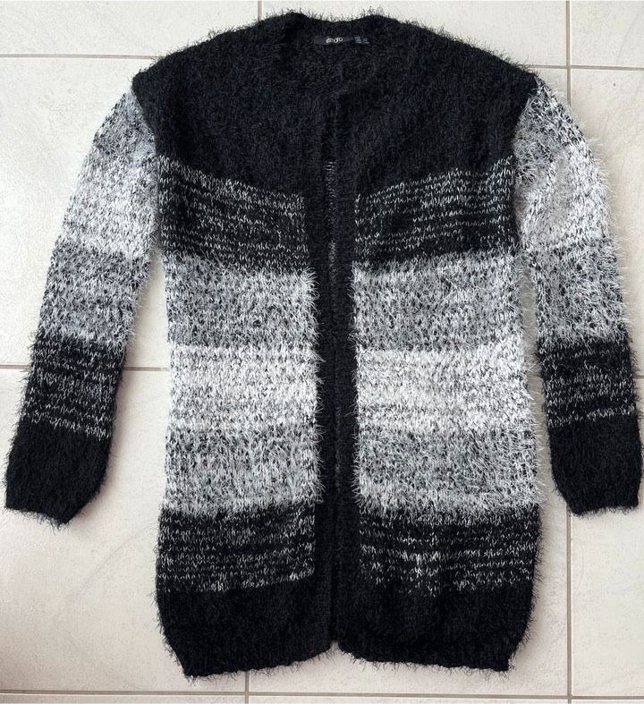 Esmara Strickjacke S 36/ 38 Jacke Flausch Kuschel schwarz grau in Rieden b Kaufbeuren