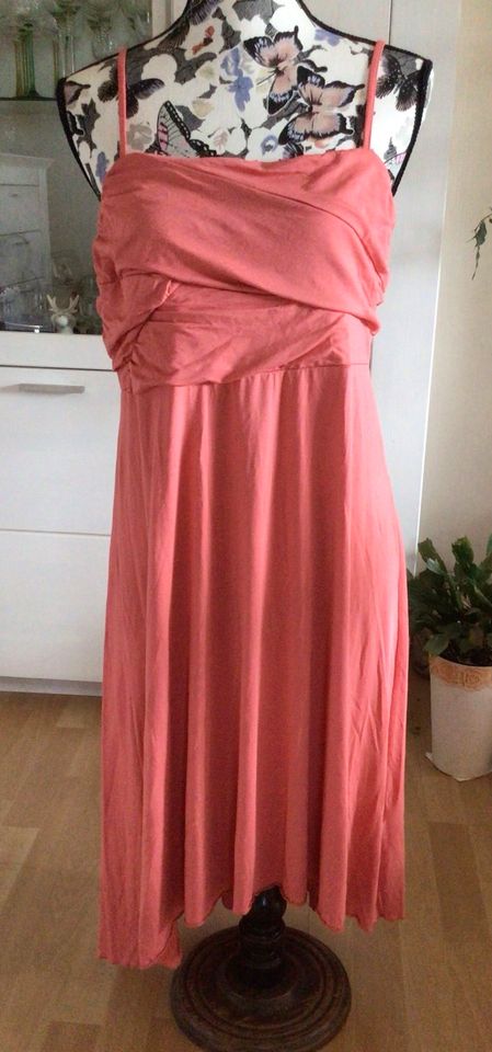 Schickes Kleid für Sommertage/Party, Größe 44, Farbe Melone in Rathenow