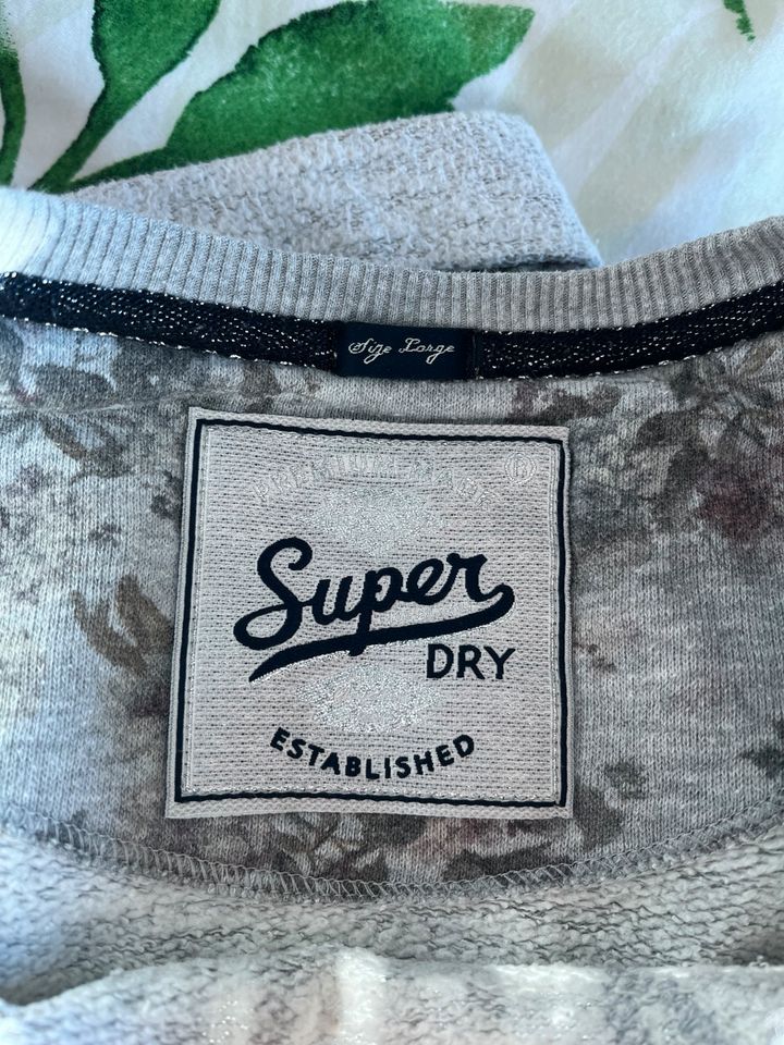 Grauer Pullover von Superdry in Frankfurt am Main