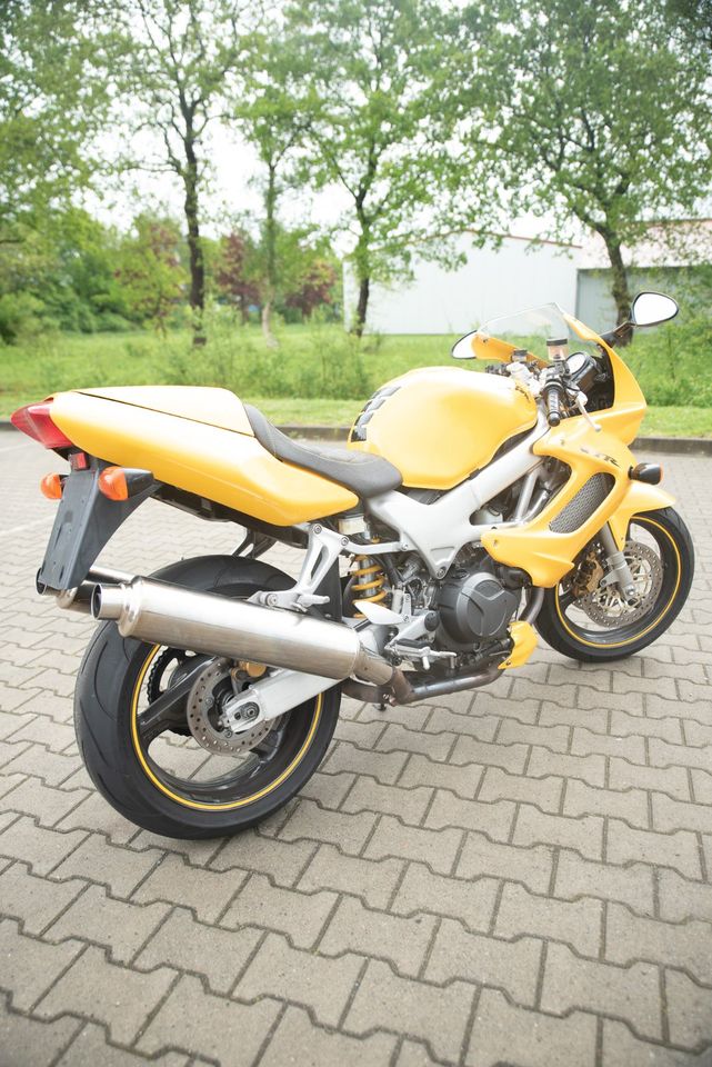 Honda VTR 1000 Firestorm in Uplengen