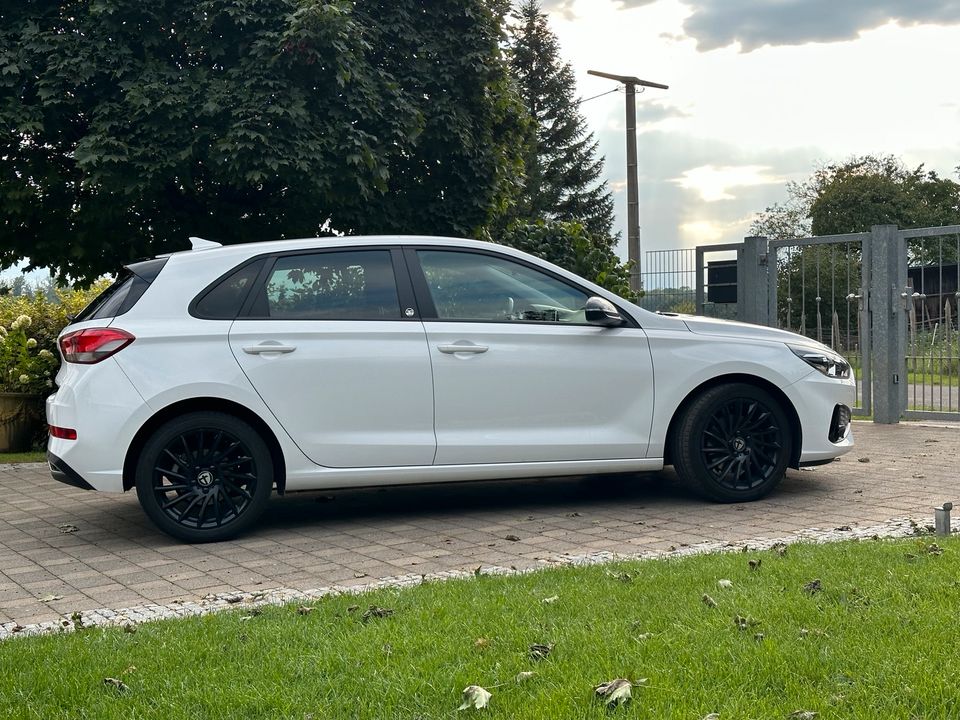 Hyundai i30 1.0 T-GDI EDITION 30, 8-fach bereift, Rückfahrkamera in Hungen