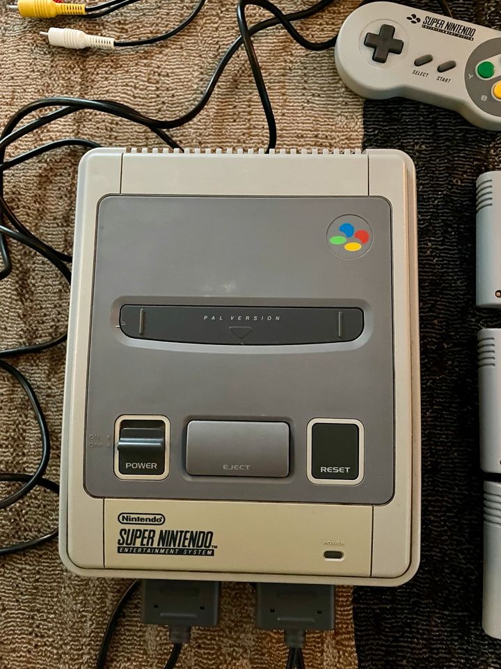 Super Nintendo Konsole, 2 SNES Controller mit Spielen in Stuttgart