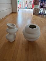Verkaufe 2 Boden Vasen in weiß Hessen - Bruchköbel Vorschau