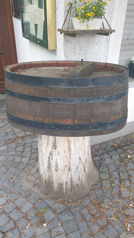 Weinfass Holzfass Dekofass Stehtisch 322 Liter mit Baumstamm in Limburg