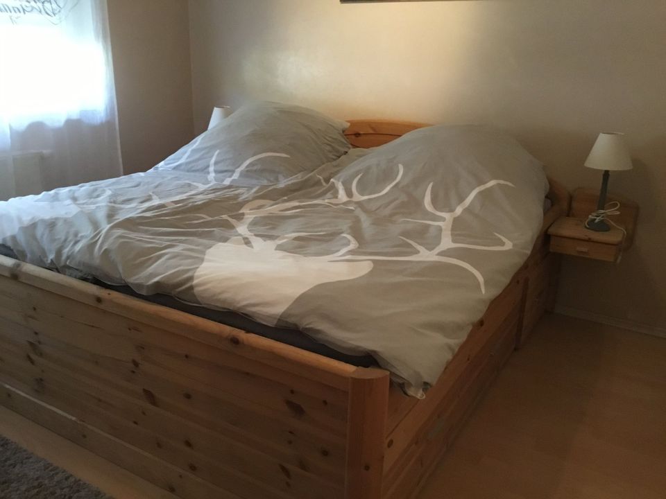Bett mit Bettkästen und Lattenrost in Boxberg / Oberlausitz
