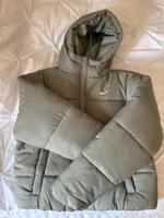 Nike Sportswear Winterjacke – Light Army/White – Größe S Nordrhein-Westfalen - Borken Vorschau