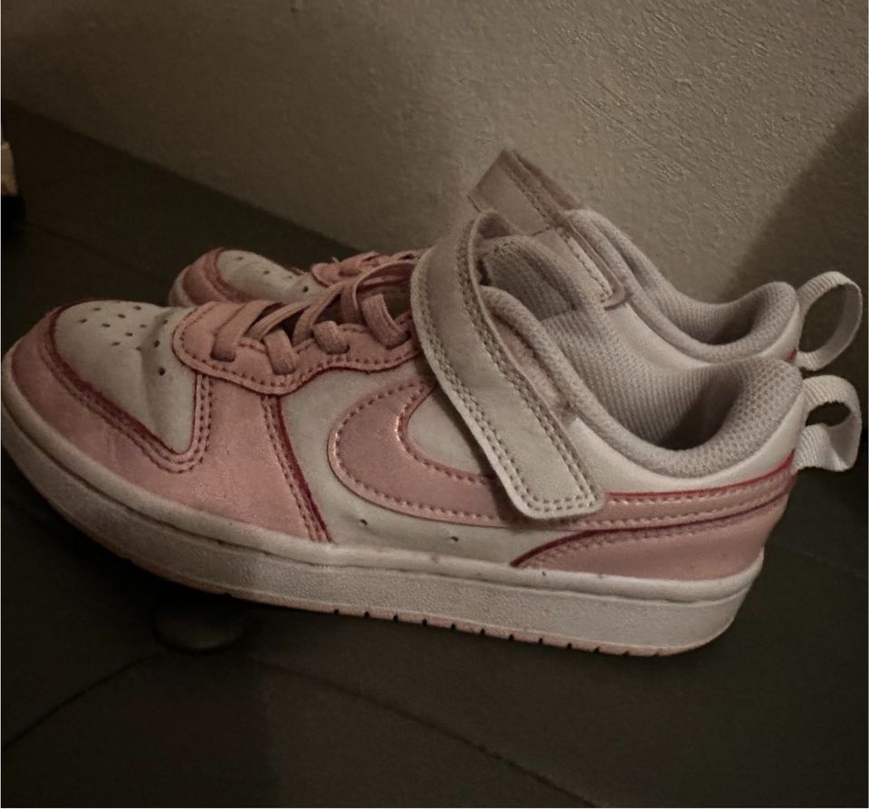 Nike Sneaker, rosa weiß Größe 30 in Schloß Holte-Stukenbrock