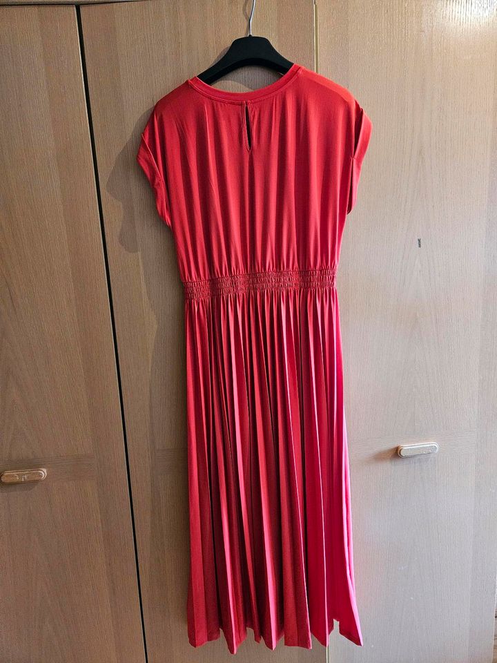 Neues Kleid Taifun in rot mit Etikett in Fremdingen