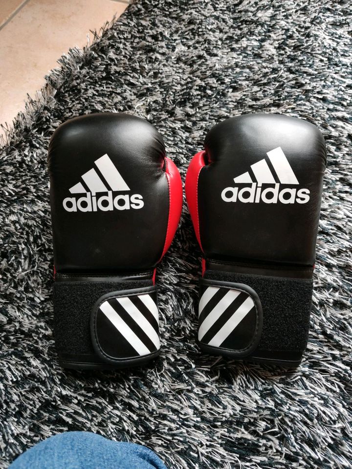 Boxhandschuhe wie neu Adidas in Niederzier