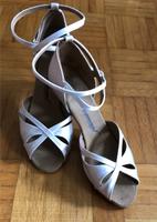 Diamant Tanzschuhe weiß Satin Brautschuhe Gr. 39 Baden-Württemberg - Tübingen Vorschau