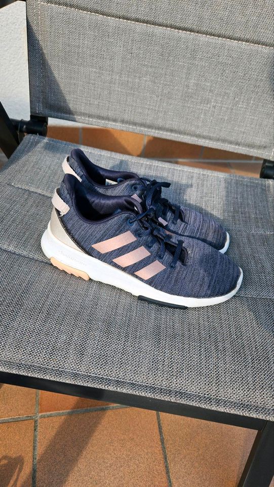 Adidas Turnschuhe in der Größe 36 in Strullendorf