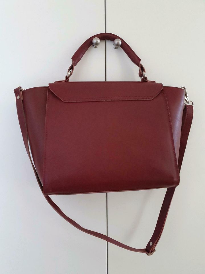 Feynsinn Handtasche Schultertasche bordeaux burgundy TOP in Aschheim