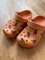 Crocs Mädchen Sommer J 2 Ananas orange Gr.32 33 Hausschuhe Baden-Württemberg - Ettlingen Vorschau