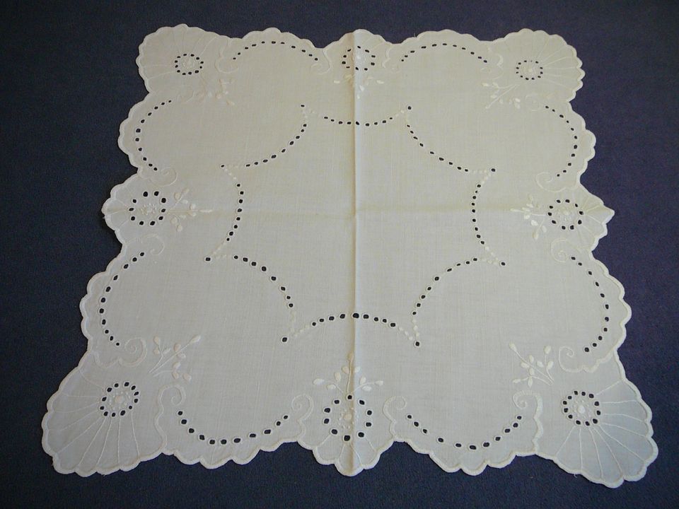 kleine Tisch-Mitteldecke, Lochstickerei, Leinen 53x53cm, weiß in Asendorf (bei Bruchhausen-Vilsen)