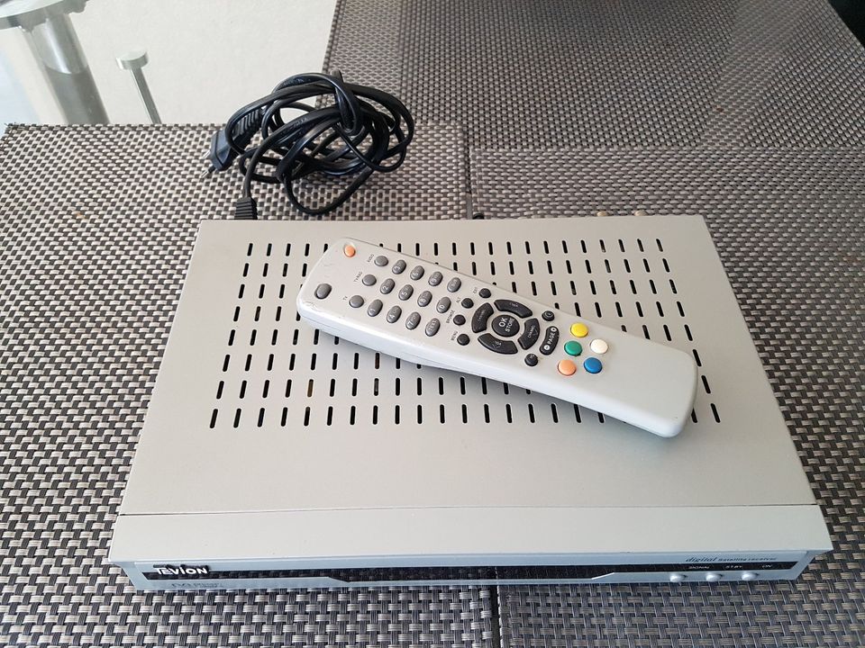 Tevion digital Satellite Receiver +80cm Satelliten Spiegel Antene in Dortmund