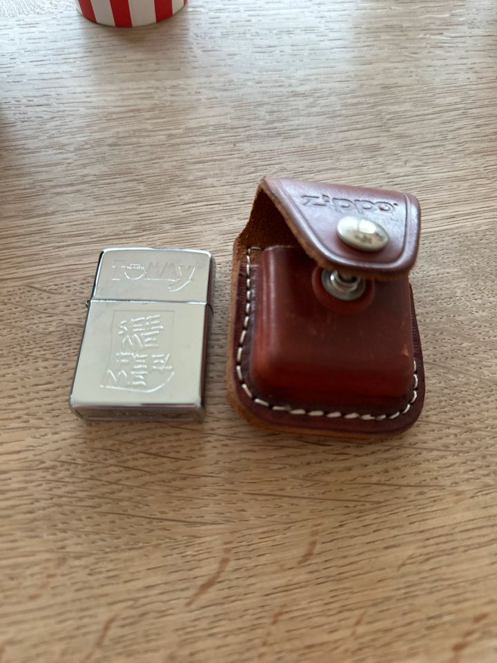 Zippo Benzinfeuerzeug made in USA mit Ledertasche Etui in Wasserburg