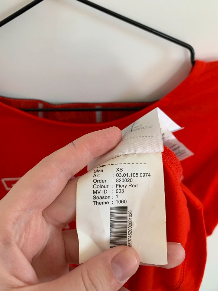 Sportliches rotes T-shirt mit Rückenausschnitt / Neu! in Hermannsburg