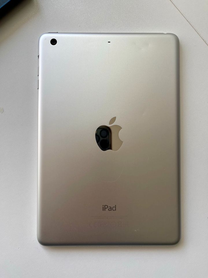 Apple iPad Mini A1599 iPad mini 3 inkl. neuer Schutzhülle + Stift in Stuttgart