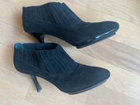 Bally Stiefelette wie NEU schwarz Wildleder Stiletto-Absatz 40,5 Hessen - Kronberg im Taunus Vorschau
