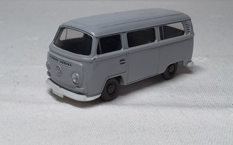 Wiking VW T2 Bus, 1968-75, Saure 330/1G in Stade