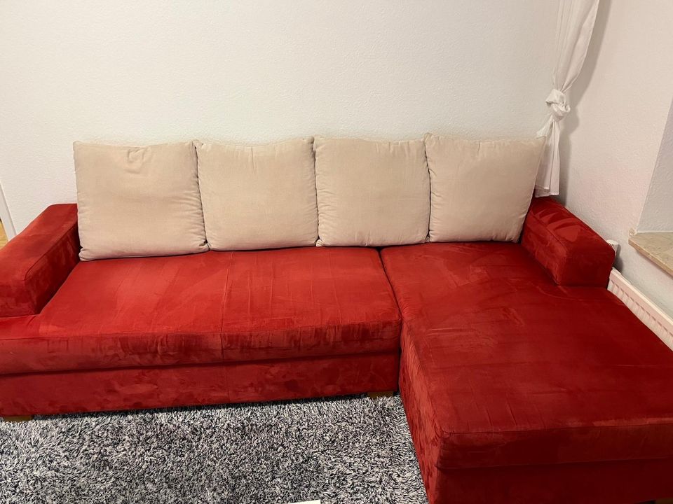 Rotes Sofa mit Staukasten in Hannover