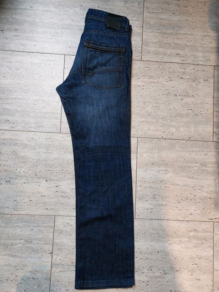 Jeans Herren 32/34 blue mit Lederapplikationen in Windischeschenbach