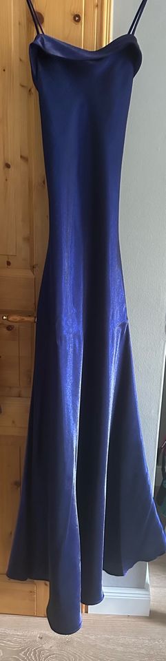 Abendkleid mit Schärpe in Burg