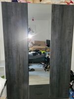 Großer Kleiderschrank grau schwarz mit Spiegel von Poco Nordrhein-Westfalen - Ratingen Vorschau