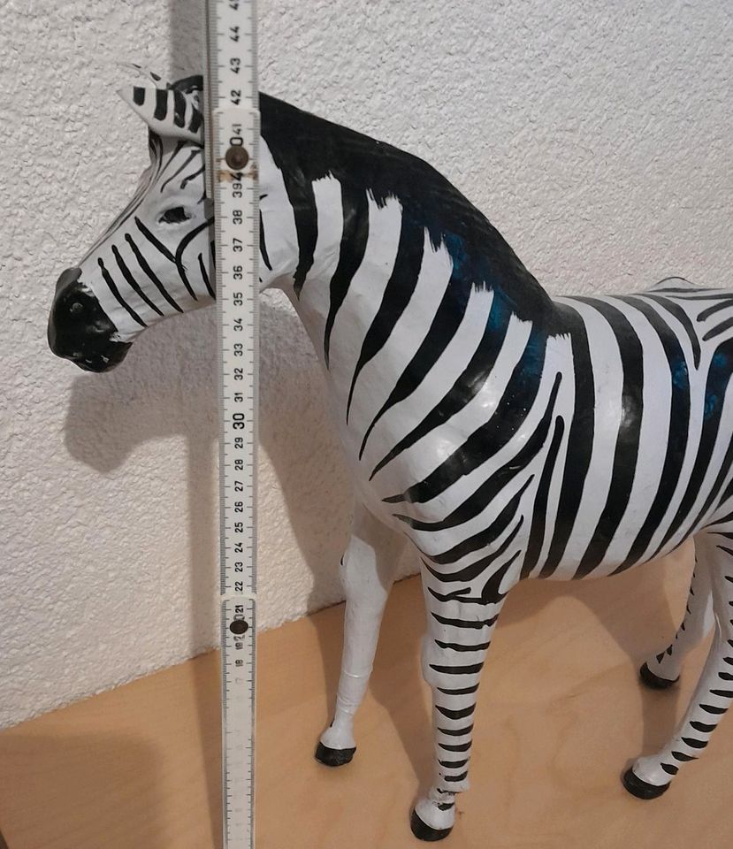 Zebra / Deko aus Pappmache in Wallichen