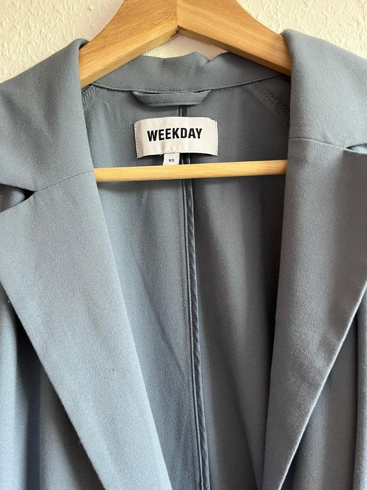 Weekday Wickelmantel/ Trenchcoat Blau XS in Berlin